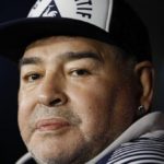 Maradona evoluciona favorablemente según su doctor