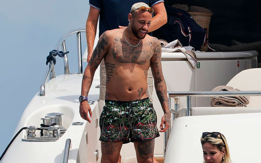 El estado de forma de Neymar llama la atención en Ibiza