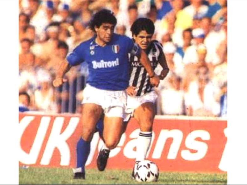 Diego Maradona vs Hugo 