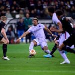 Xavi se queja del césped del Eintracht