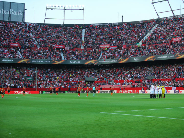 El presidente del Eintracht llama al Sánchez Pizjuán «estadio de Mickey Mouse»