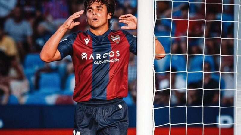 Carlos Álvarez brilla en el Levante y de momento, no se mueve